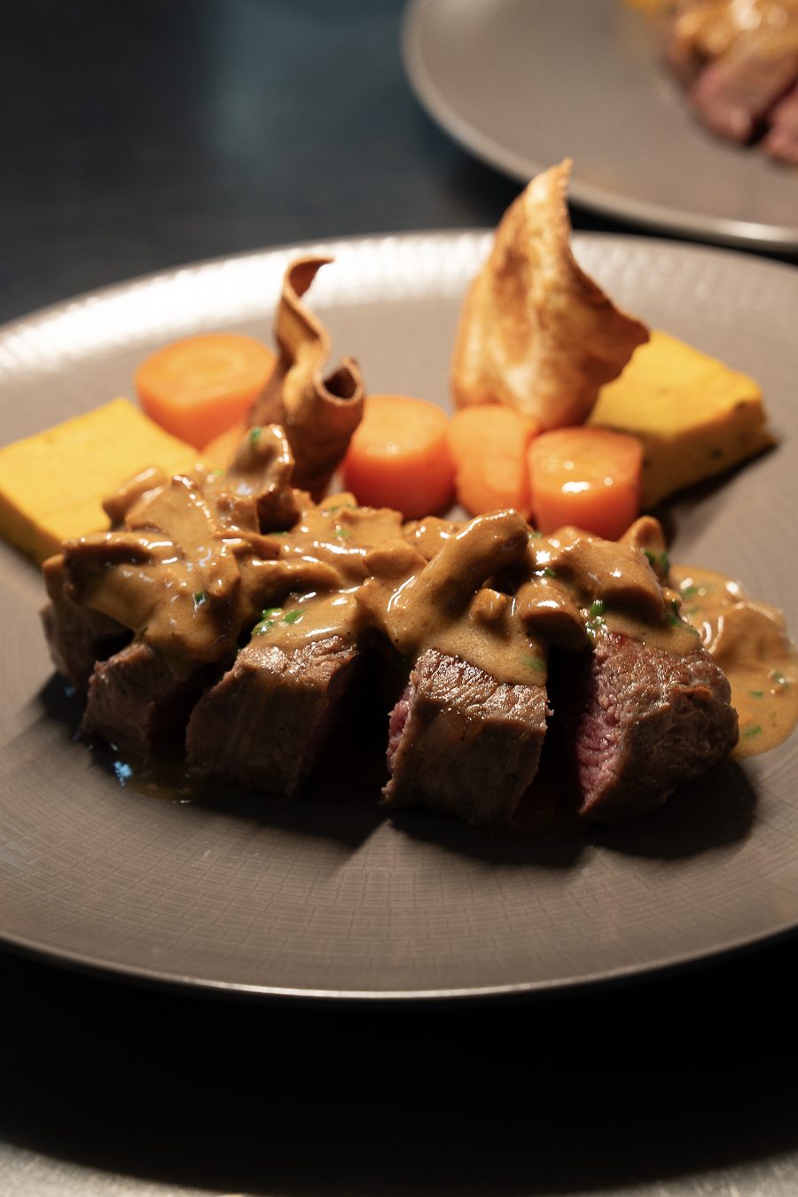 Pièce de bœuf tranchée, sauce aux champignons