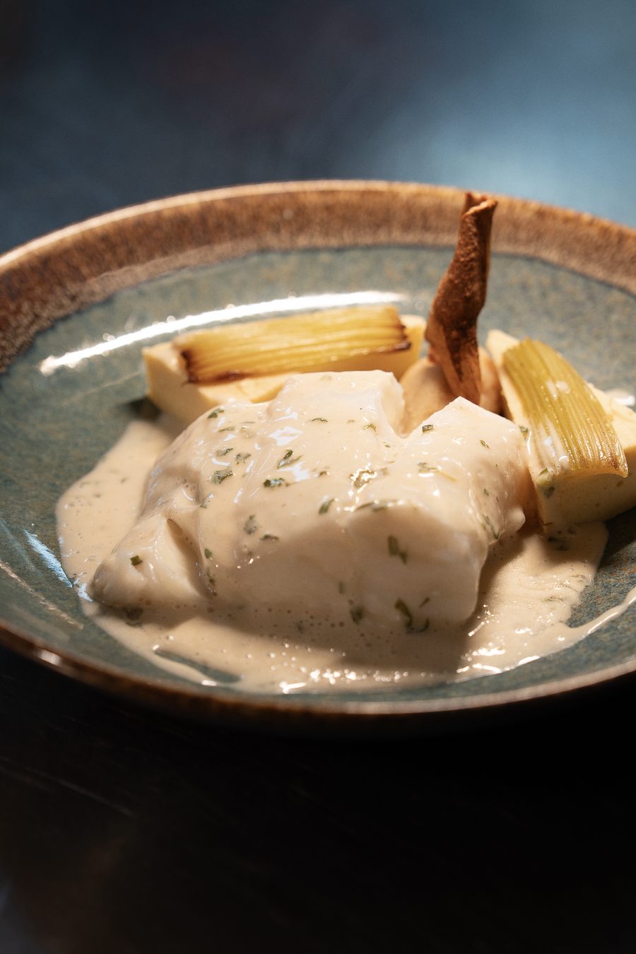 Poisson nappé de sauce, poireaux grillés